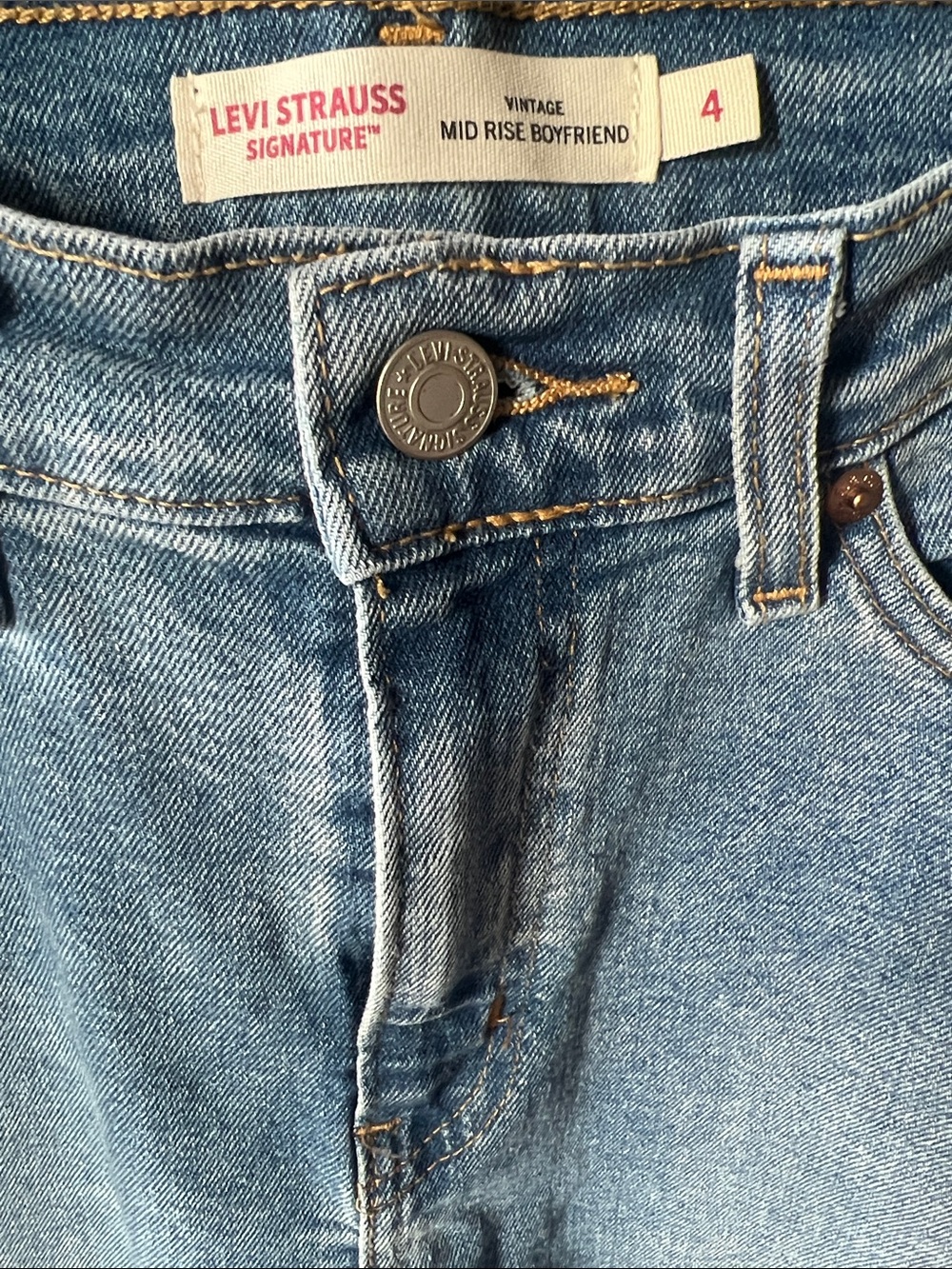 Levi’s signature, size 4, women’s, vintage mid rise, boyfriend jeans